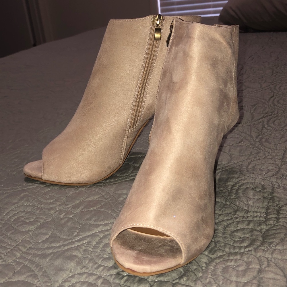 Size 7 Chaowan Heels